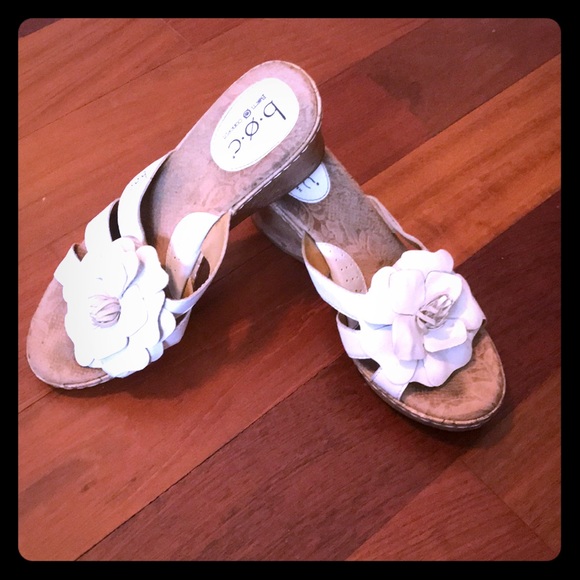 boc wedges with flowers